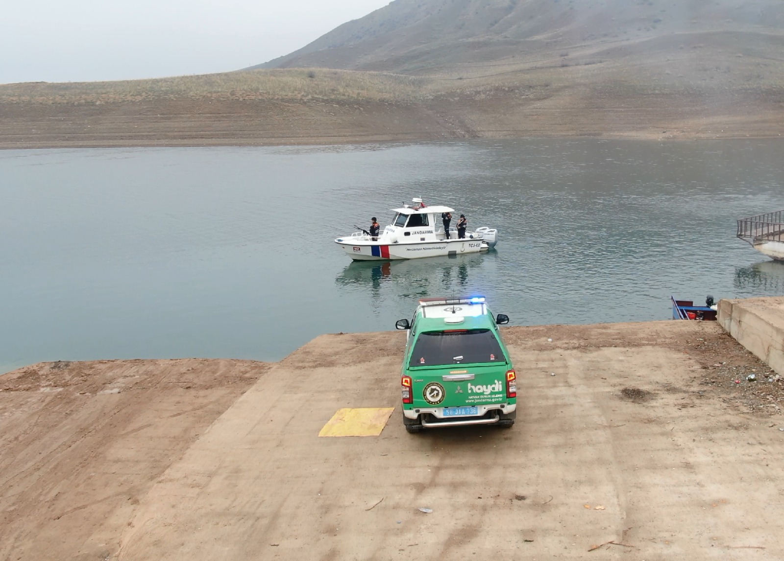 JANDARMA ILISU BARAJ GÖLÜNDE KAÇAK AVCILIĞA GÖZ AÇTIRILMIYOR