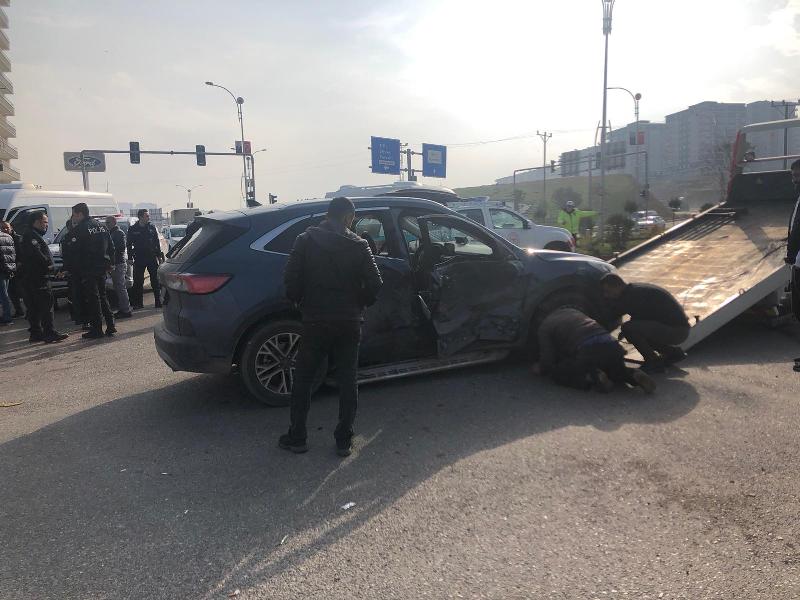 Minibüs İle Otomobil Çarpıştı:3 Yaralı