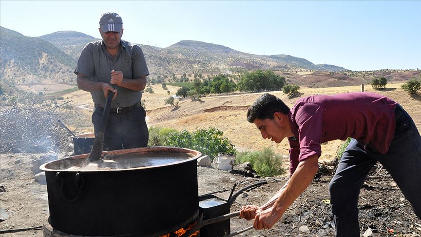 Eruh Halk Eğitim Müdürlüğünde geleneksel yöntemlerle saf bıttım sabunu üretimi yapılıyor