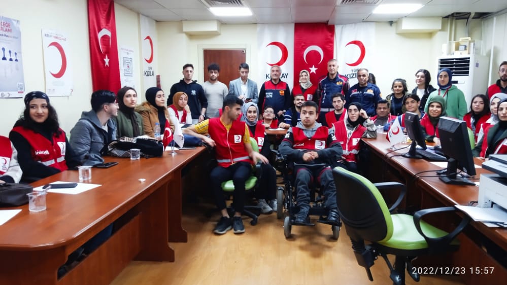 SİİRT BELEDİYESİNDEN GENÇ KIZILAY ÜYELERİNE YANGIN EĞİTİMİ VERİLDİ