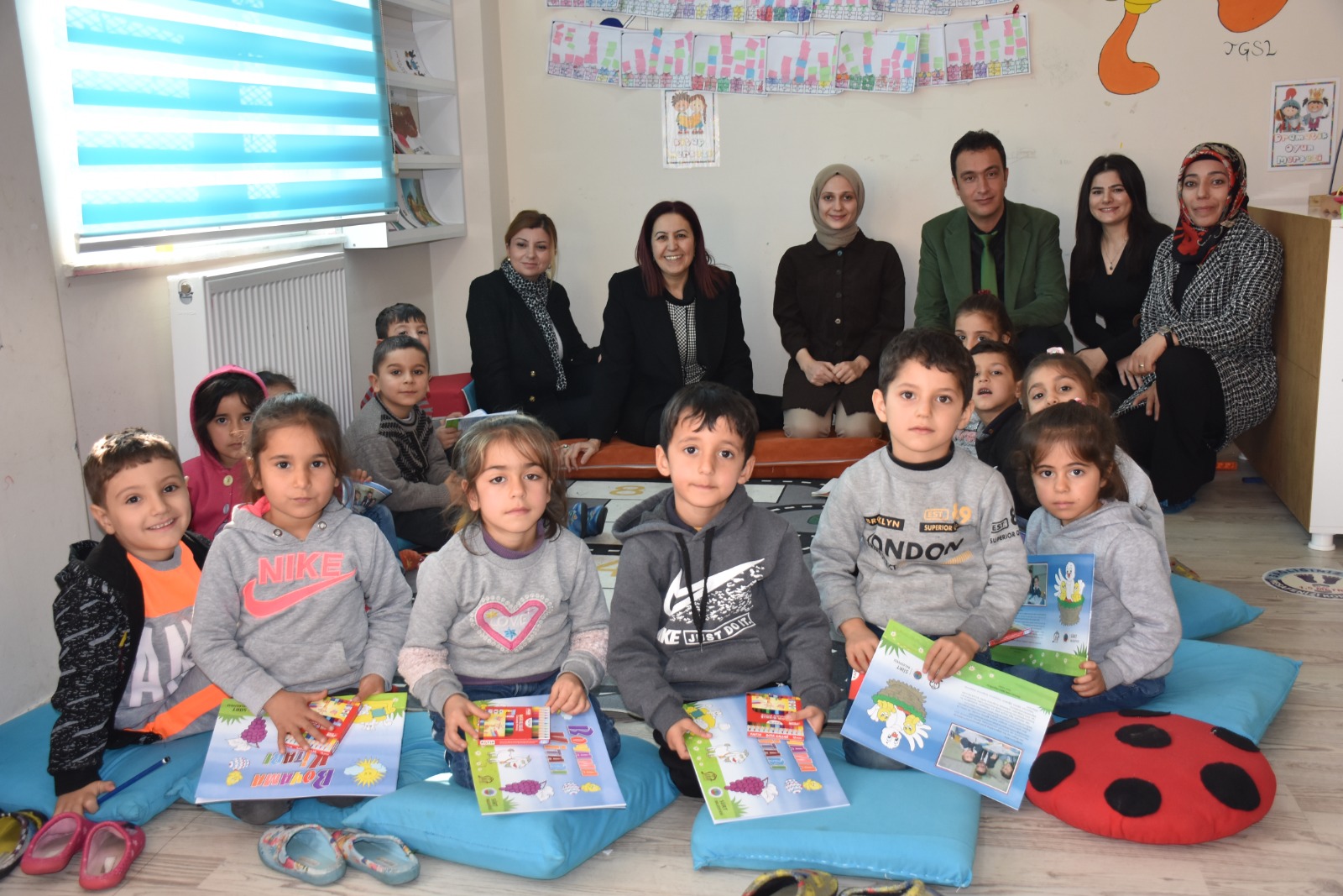 EĞİTİM GÖNÜLLÜSÜ VALİ EŞİ OKUL ZİYARETLERİNDE