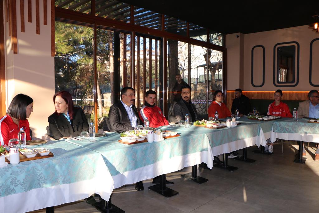 VALİ HACIBEKTAŞOĞLU, ULUSAL BAZDA DERECEYE GİREN SPORCU VE ANTRENÖRLERLE BİR ARAYA GELDİ