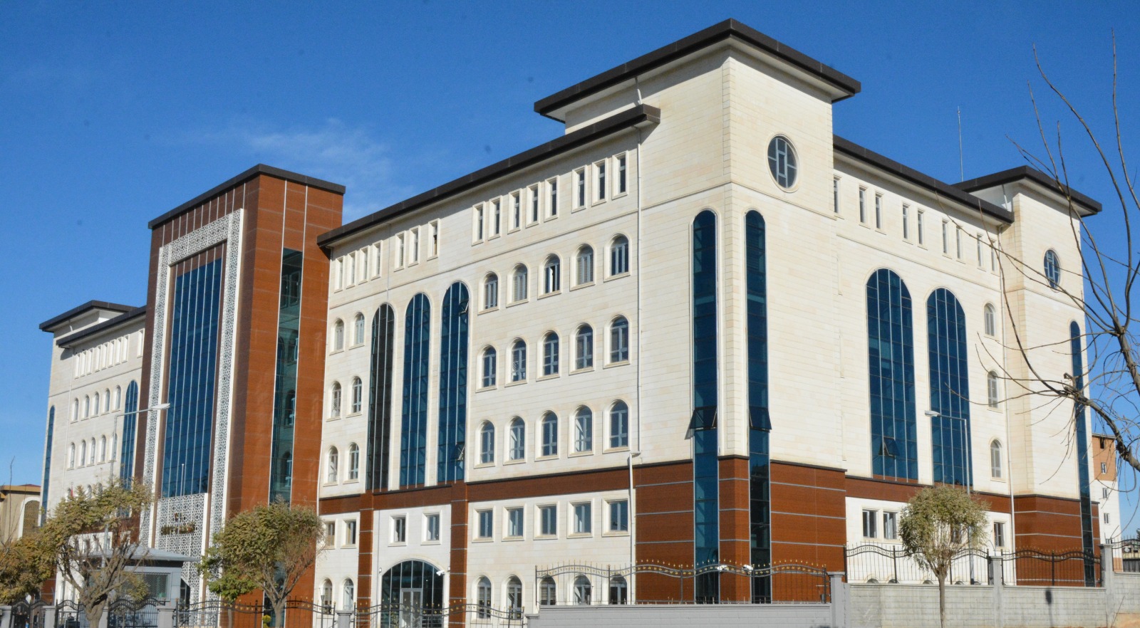 SİİRT’TE GÖSTERİ VE YÜRÜYÜŞLERE 15 GÜN SÜREYLE YASAK GETİRİLDİ