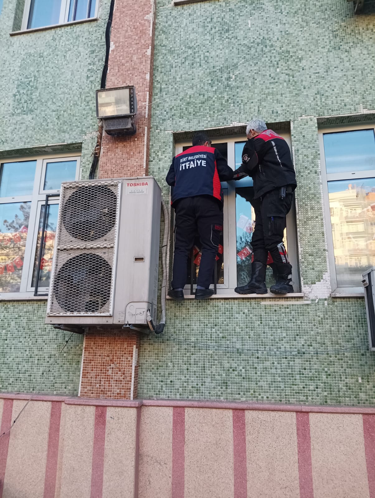 OKULDA UNUTULAN ÖĞRENCİYİ İTFAİYE KURTARDI