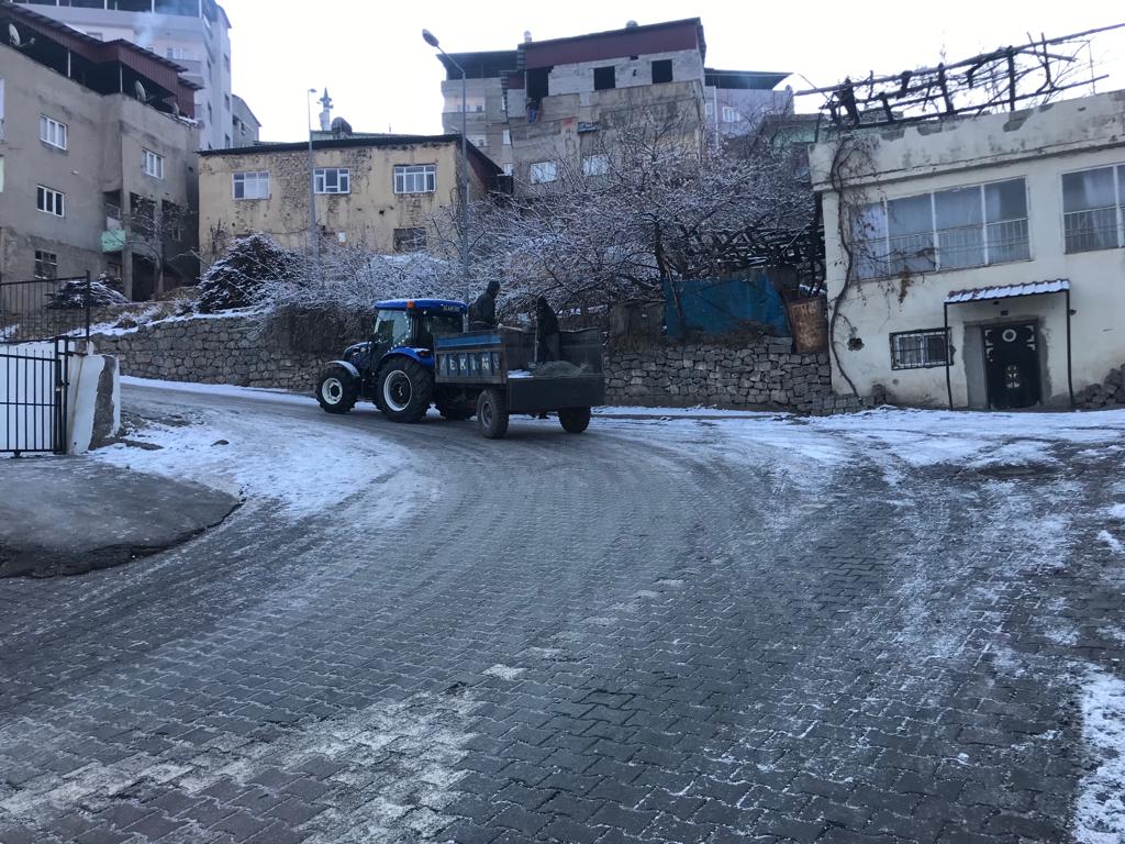 Belediye Ekipleri Kar Küreme Ve Tuzlama Çalışması Yapıyor
