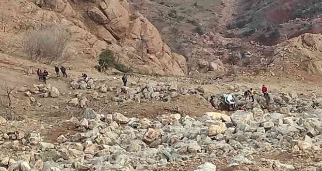 Hafriyat dökerken şarampole devrilen kamyon sürücüsü hayatını kaybetti
