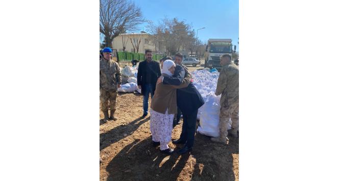 Siirt’te depremzedeler için odun istifleyen 68 yaşındaki Kamile nine duygulandırdı