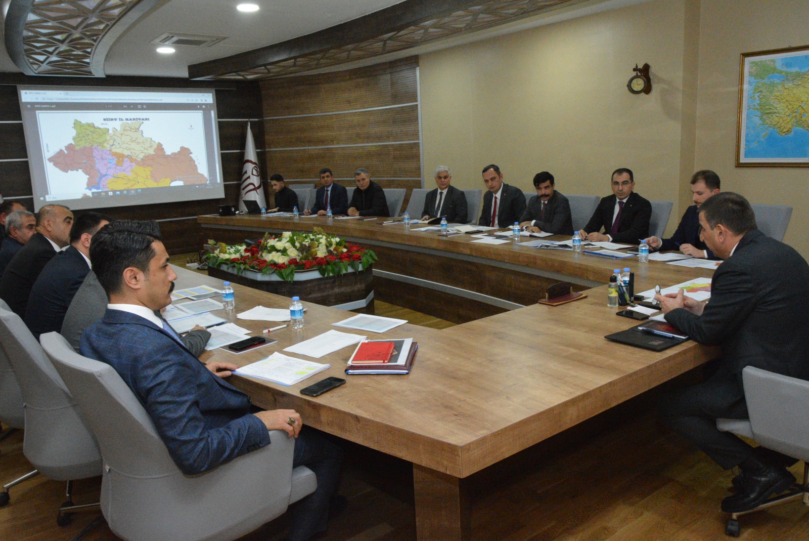 İL ÖZEL İDARESİ YATIRIMLARI DEĞERLENDİRME TOPLANTISI, VALİ HACIBEKTAŞOĞLU BAŞKANLIĞINDA YAPILDI