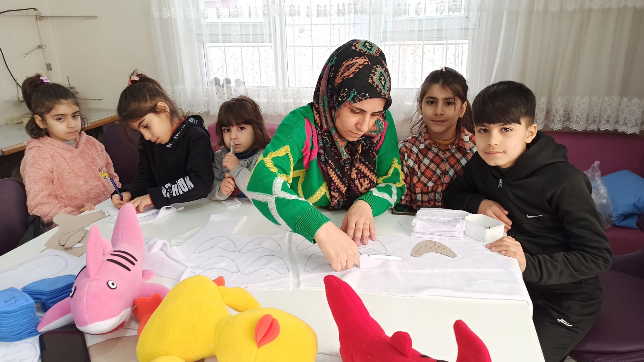 SİİRTLİ KADINLAR DEPREMDEN ETKİLENEN ÇOCUKLAR İÇİN ÇEŞİTLİ OYUNCAK ÜRETİYORLAR