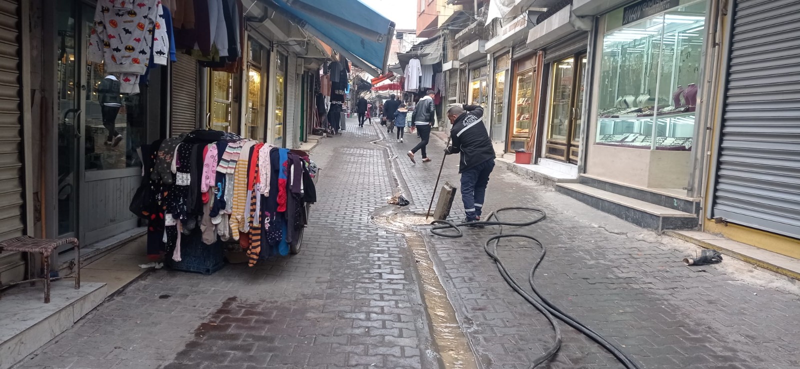 Siirt belediyesi SİSKİ ekiplerince rögarlar temizleniyor