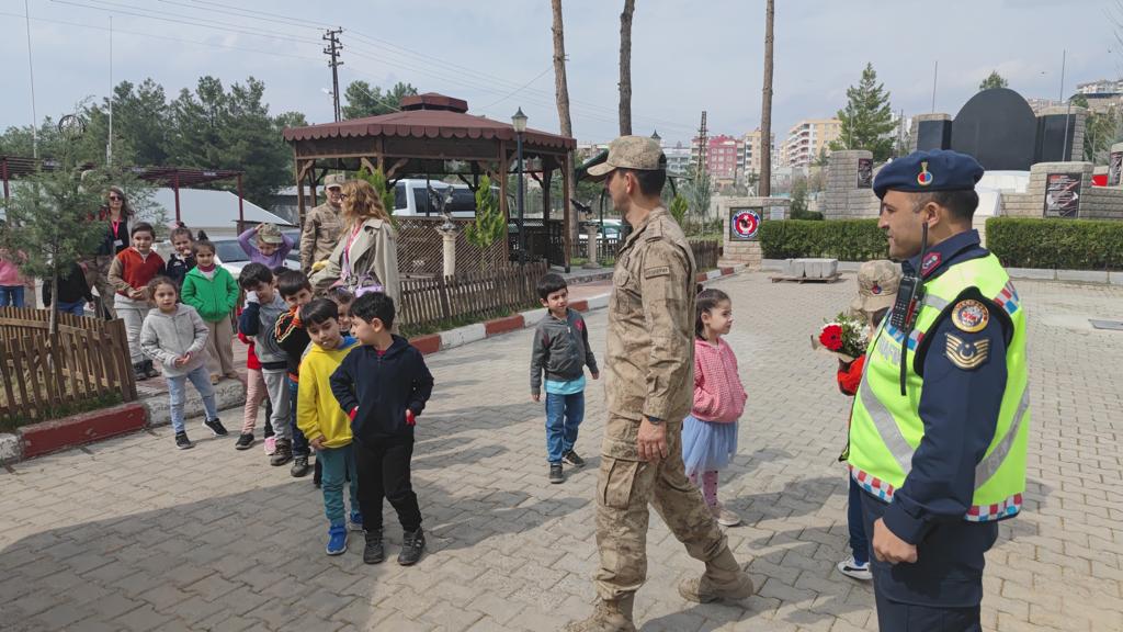 SİİRT’TE, “GÜVENLİ OKUL, GÜVENLİ GELECEK PROJESİ” KAPSAMINDA ÖĞRENCİLER, JANDARMADA MİSAFİR EDİLDİ