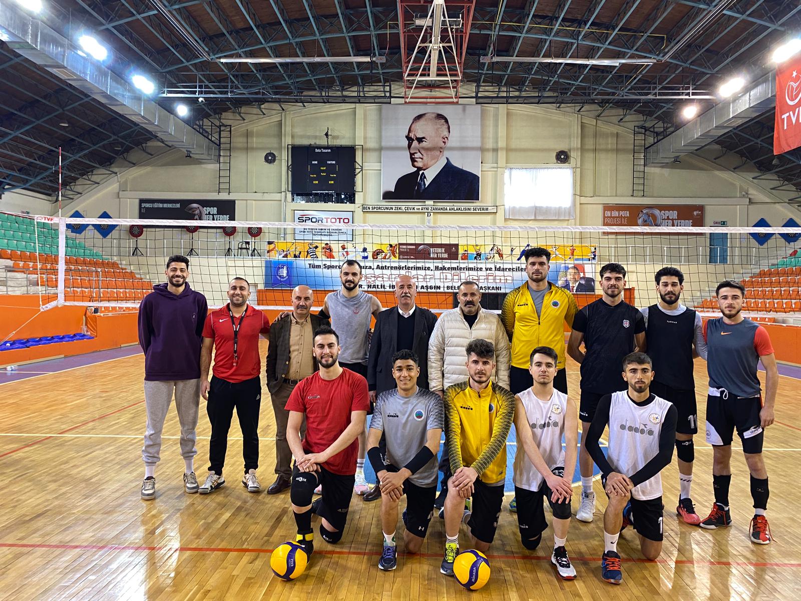 Siirt Genlik ve Spor İl Müdürü Hayati KISACIK Siirt Belediyesi Erkekler Voleybol Takımını yalnız bırakmadı