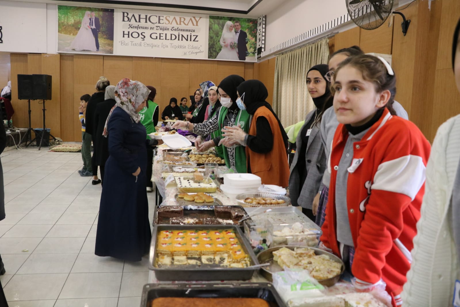 Vali Eşi Depremzedeler yararına düzenlenen Kermese katıldı