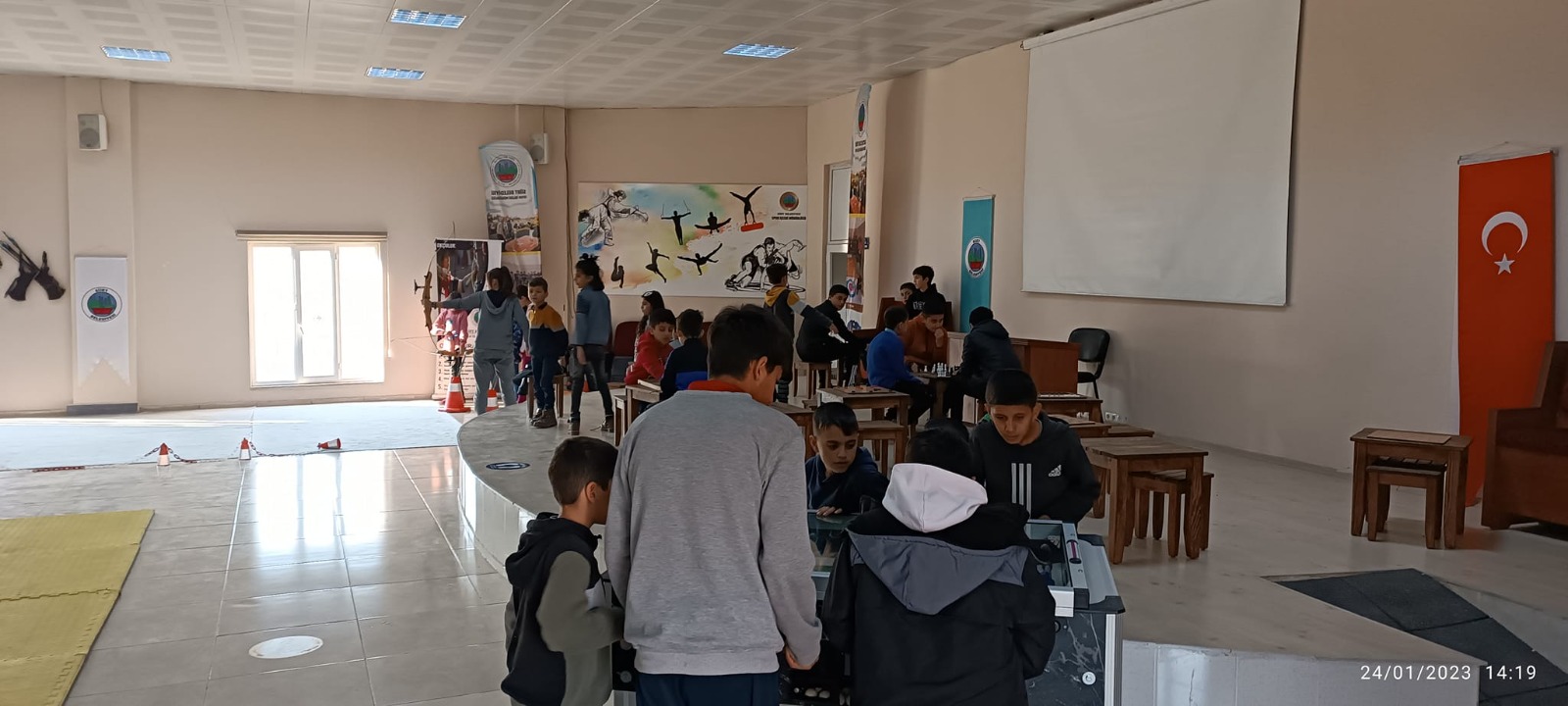 DEPREMZEDE ÇOCUKLAR, SİİRT BELEDİYESİ SPOR TESİSLERİNDE SPORTİF FAALİYETLERLE BULUŞUYOR