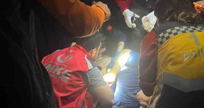 Tarım aracı devrildi, sürücü ağır yaralandı