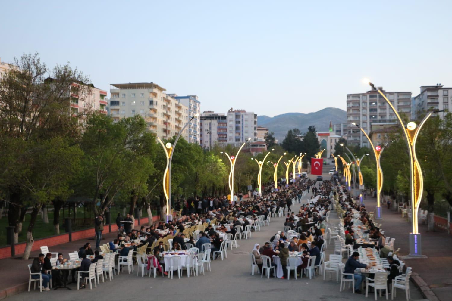 VALİ HACIBEKTAŞOĞLU, KURTALAN İLÇESİNDE VATANDAŞLARLA İFTAR SOFRASINDA BİR ARAYA GELDİ