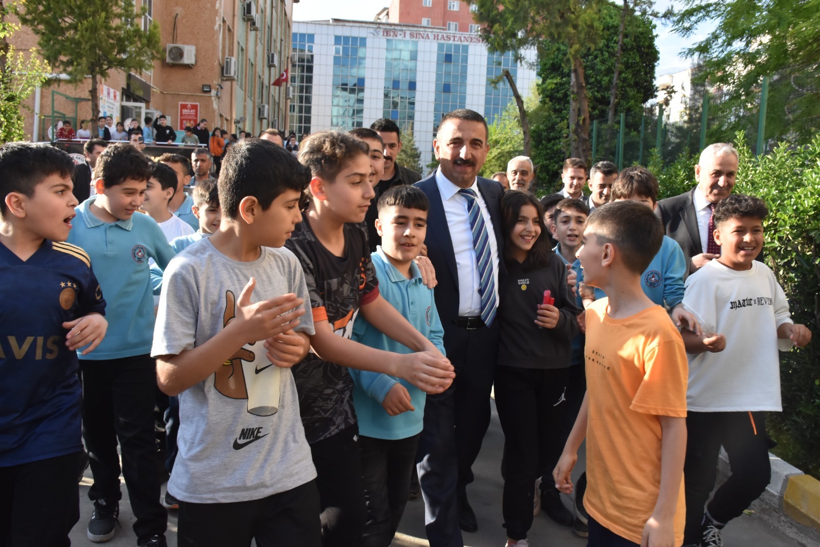 ÖĞRENCİLERDEN VALİYE SEVGİ SELİ