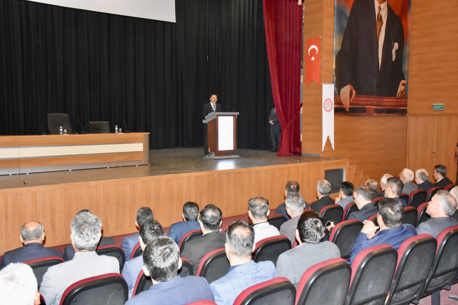 EĞİTİM DEĞERLENDİRME TOPLANTISI, VALİ HACIBEKTAŞOĞLU BAŞKANLIĞINDA YAPILDI