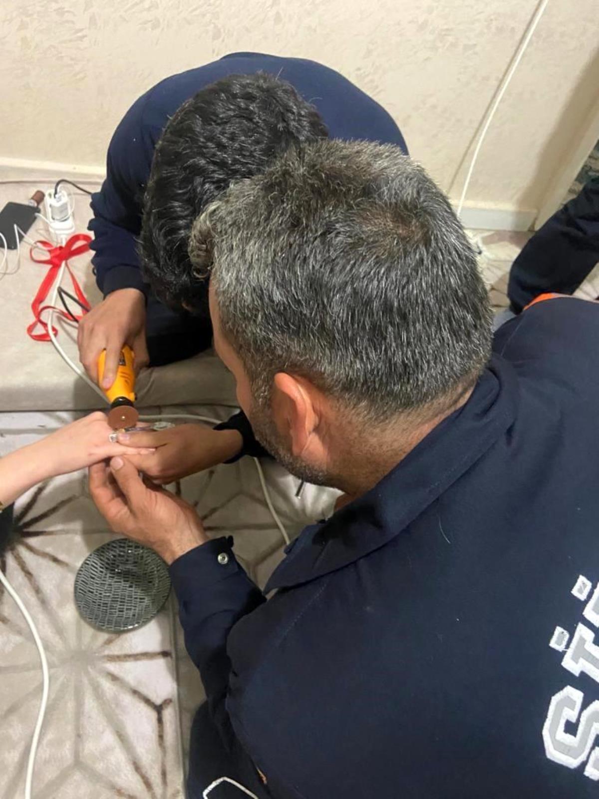 Parmağına sıkışan yüzüğü itfaiye çıkardı