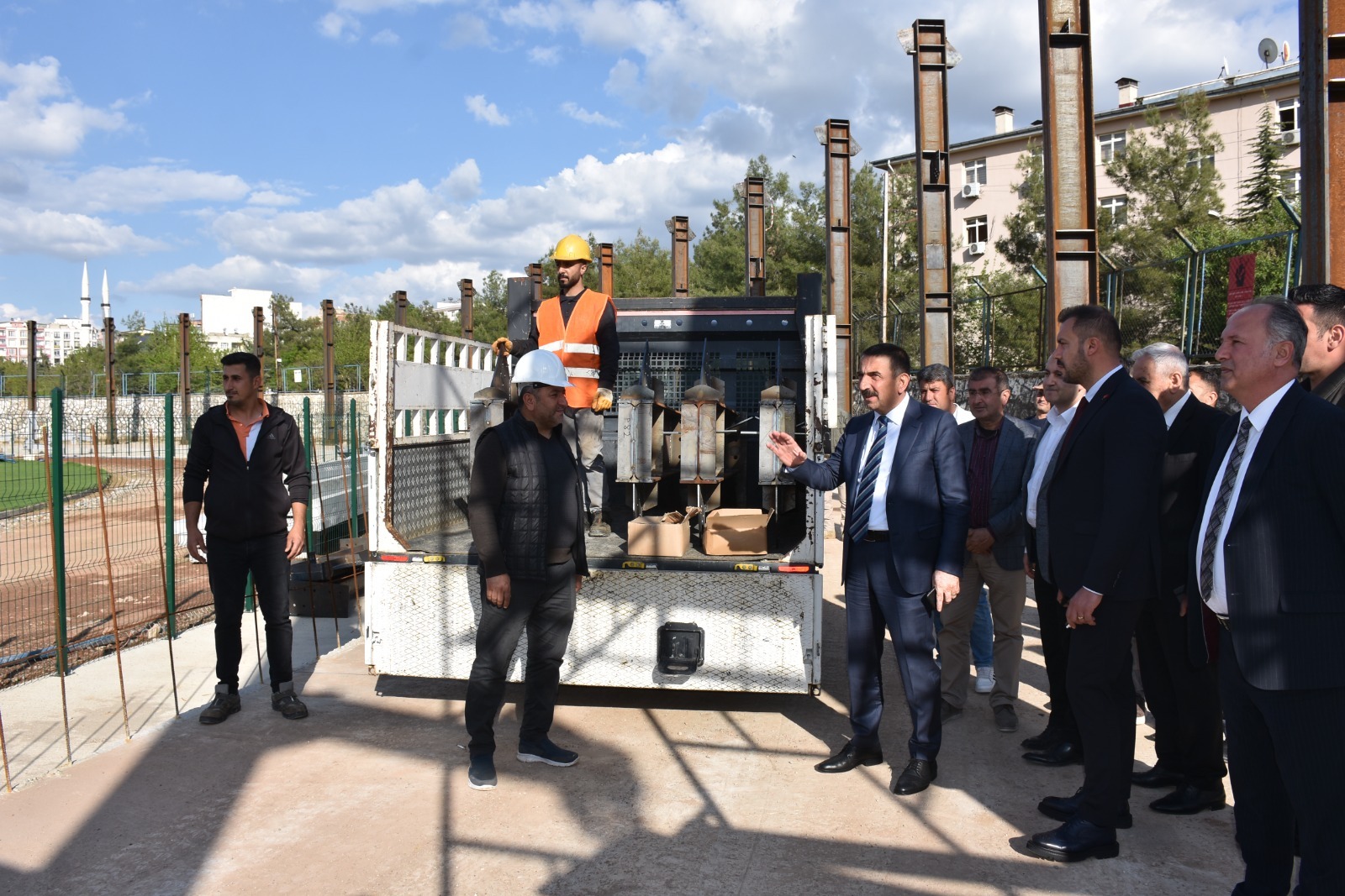 SİİRT VALİSİ VE BELEDİYE BAŞKAN VEKİLİ OSMAN HACIBEKTAŞOĞLU, DEVAM EDEN SPOR YATIRIMLARINI DENETLEDİ