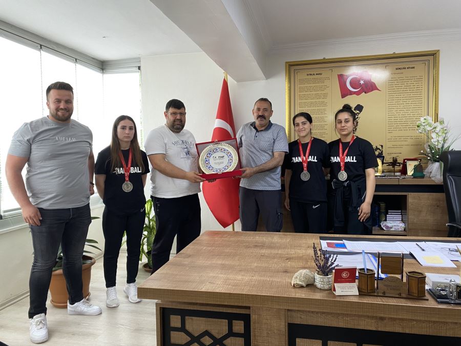 Türkiye 2’ncisi Hentbol Takımı Müdür Kısacık’ı Ziyaret Etti