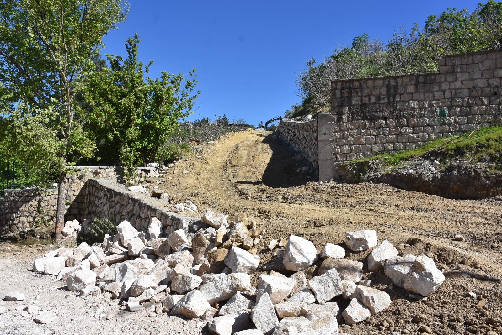 SİİRT BELEDİYESİ ŞEYH SÜLEYMAN MEZARLIĞI’NDA YOL YAPIM ÇALIŞMASINA BAŞLADI