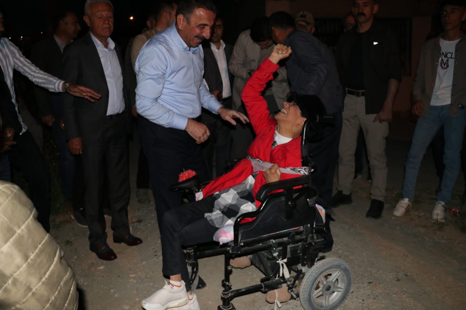 SİİRT VALİSİ, ENGELLİ VATANDAŞIN İSTEĞİNİ GERİ ÇEVİRMEDİ