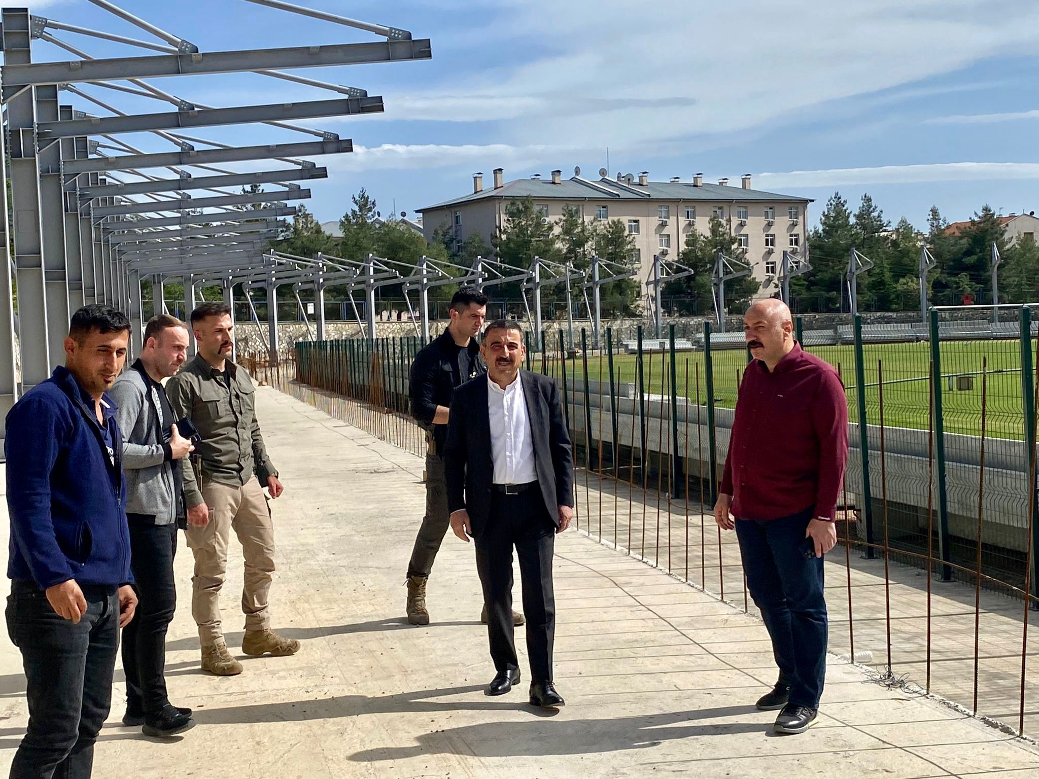 VALİ HACIBEKTAŞOĞLU, YENİLEME ÇALIŞMALARININ DEVAM ETTĞİ ATATÜRK STADI’NDA İNCELEMELERDE BULUNDU.