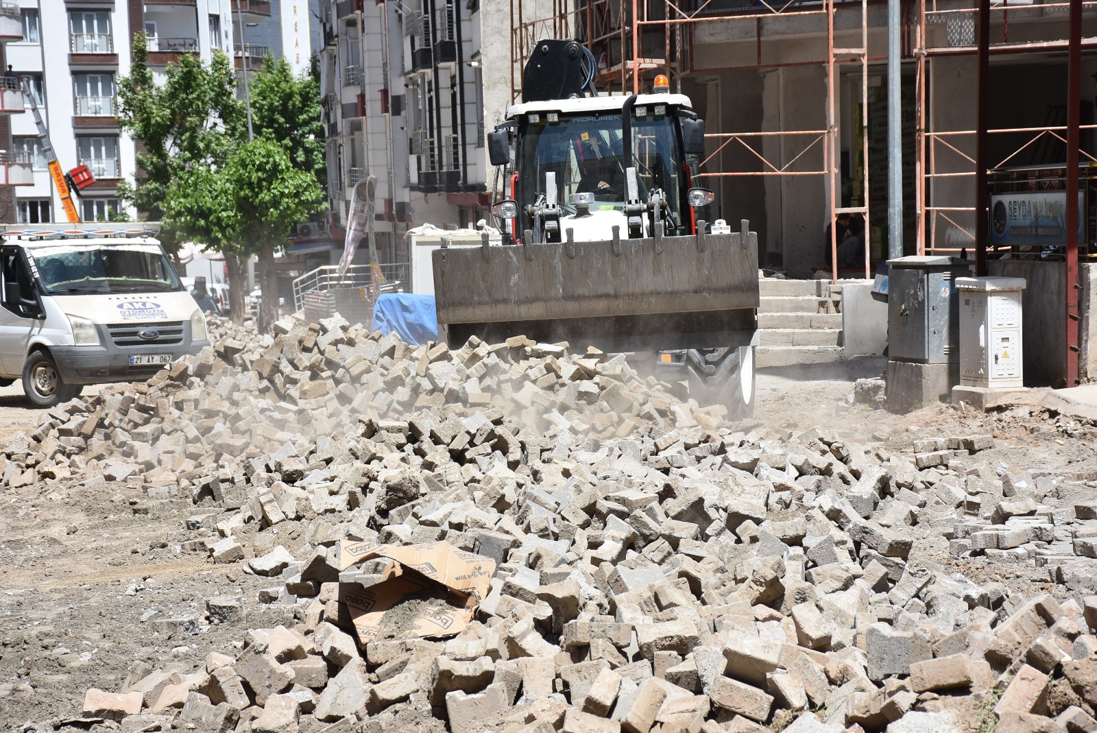 SİİRT BELEDİYESİ KİLİT PARKE VE YOL BAKIM ÇALIŞMALARINI SÜRDÜRÜYOR