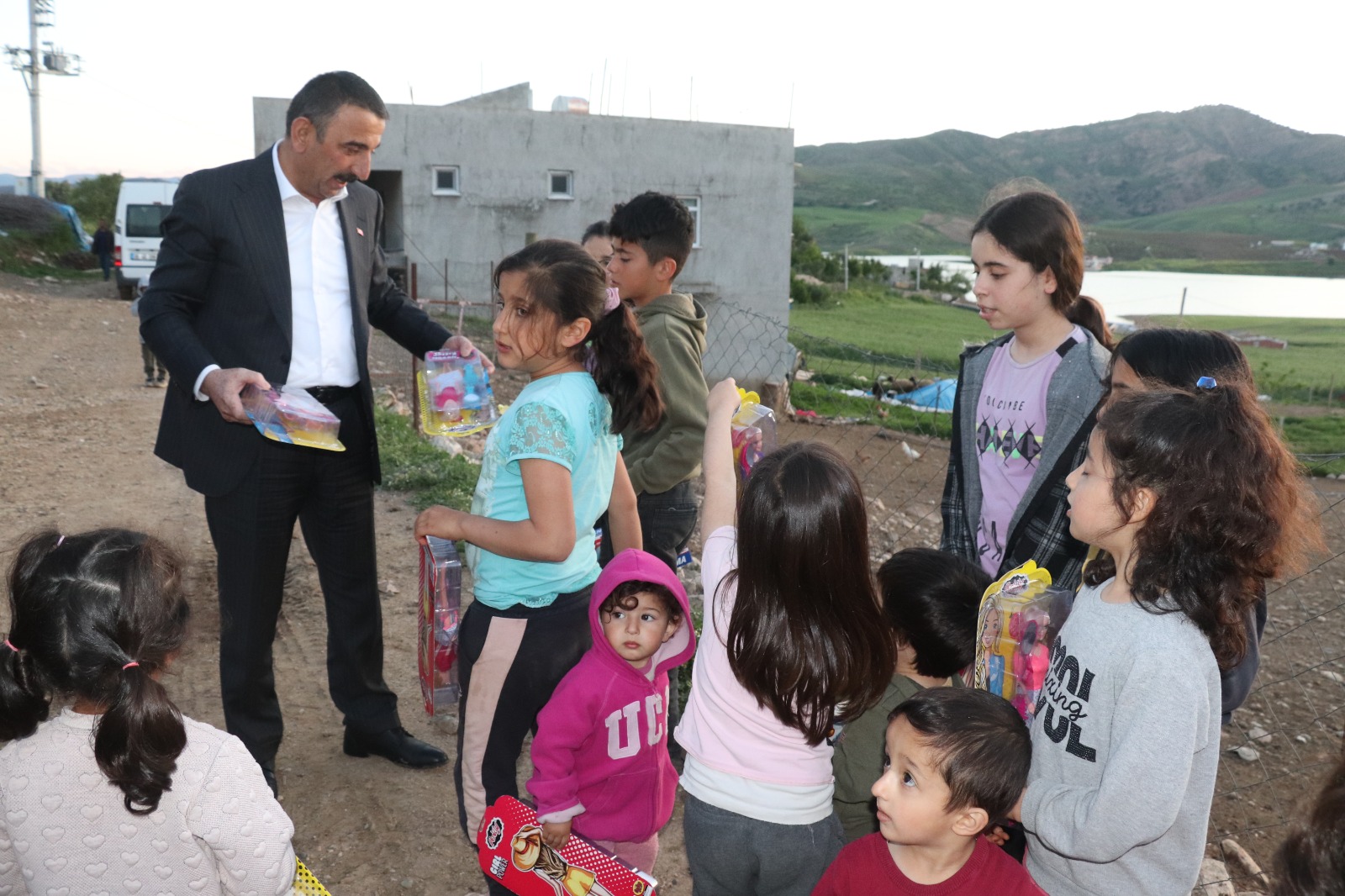 KÖY ÇOCUKLARININ VALİ AMCA SEVİNCİ