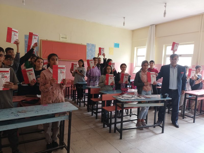 Siirt’te Ücretsiz Yardımcı Kaynaklar Öğrencilere Dağıtıldı