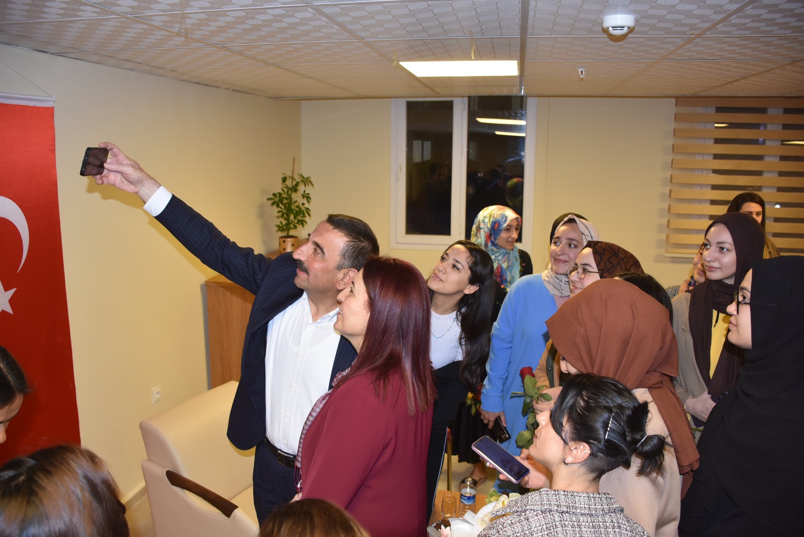 VALİ HACIBEKTAŞOĞLU’NDAN ÖĞRENCİLERE SÜRPRİZ ZİYARET