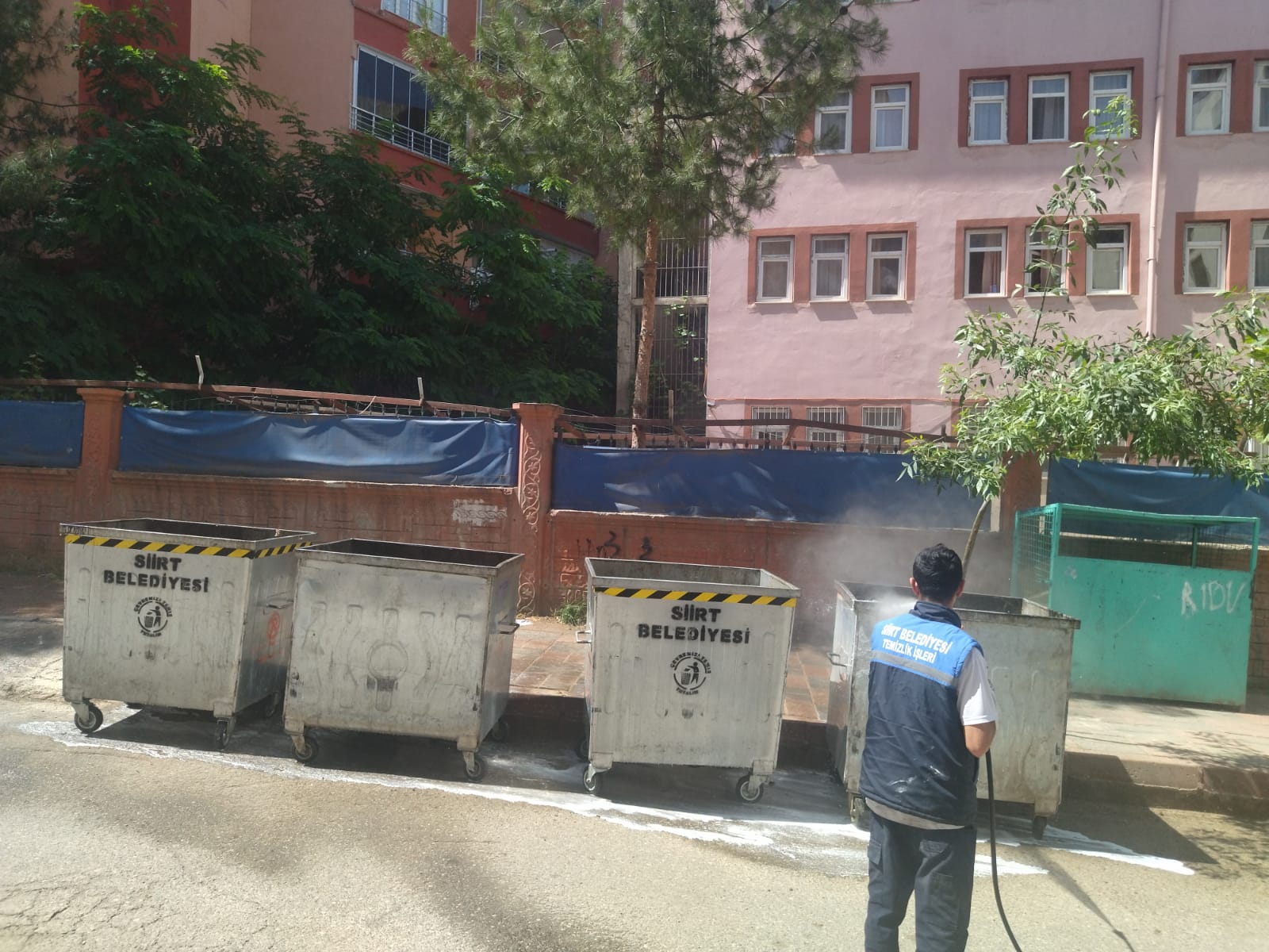 SİİRT BELEDİYESİ ÇÖP KONTEYNERLERİ DEZENFEKTE EDİLİYOR