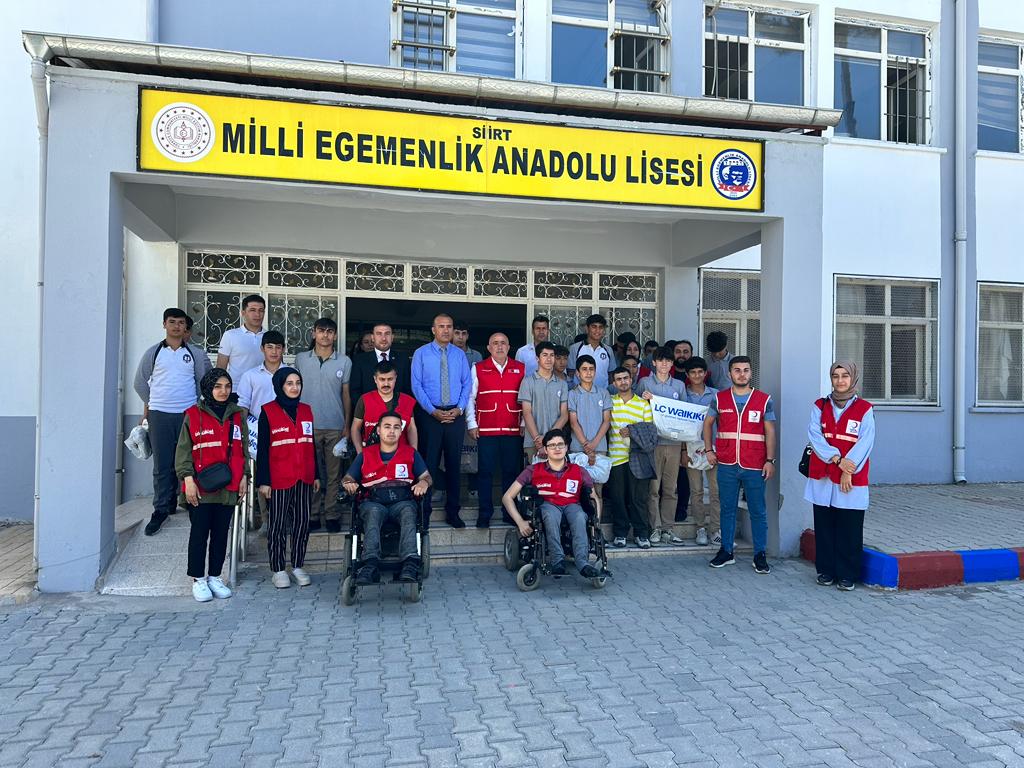 KIZILAY’DAN ÖĞRENCİLERE GİYİM YARDIMI.