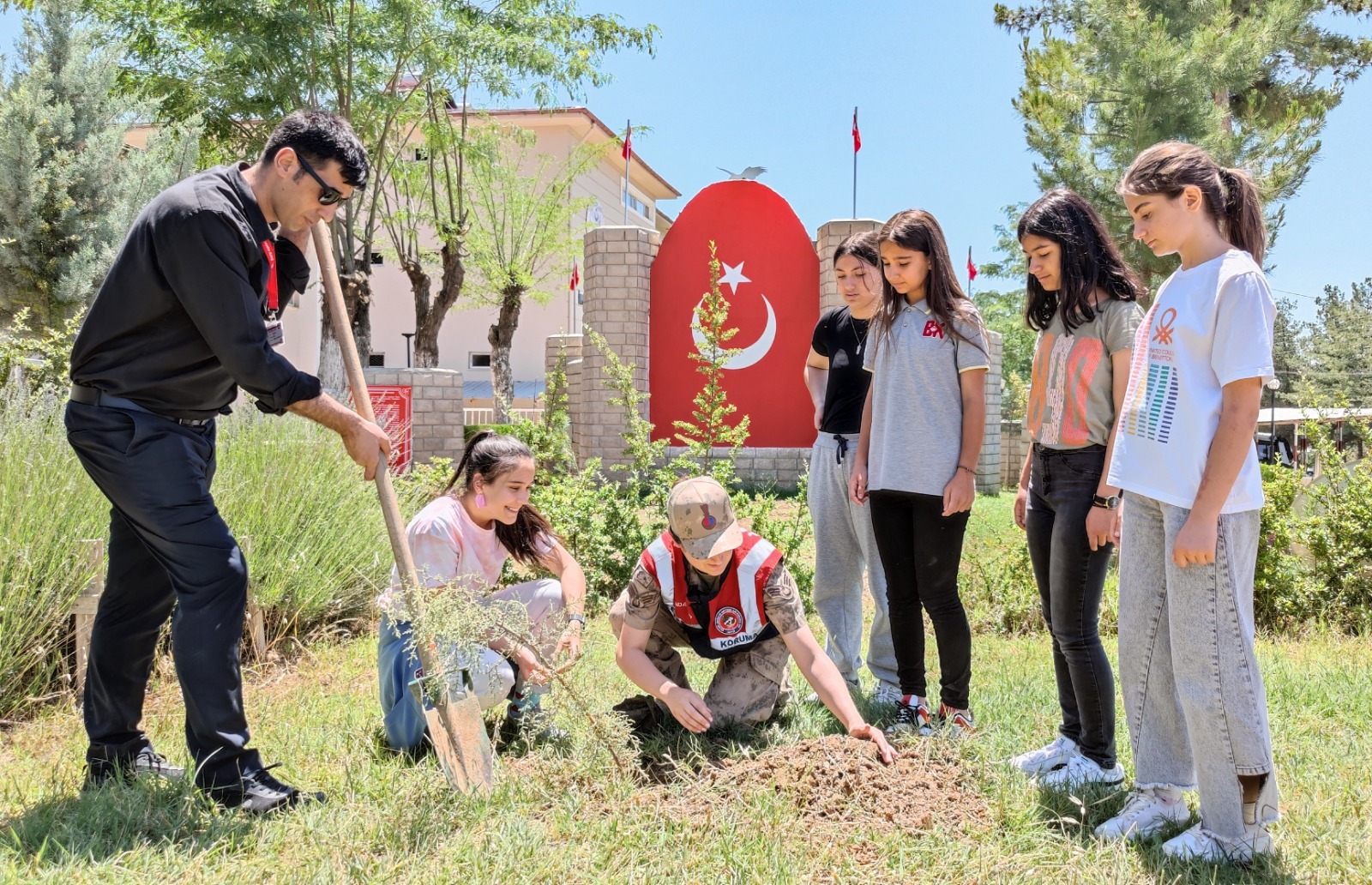 SİİRT’TE JANDARMA VE ÖĞRENCİLER BOTAN VADİSİNDE ÇEVRE TEMİZLİĞİ YAPTI