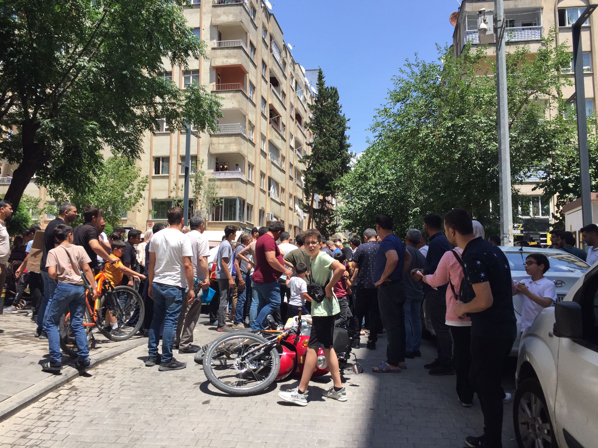 Motosikletin çarptığı çocuk ağır yaralandı.