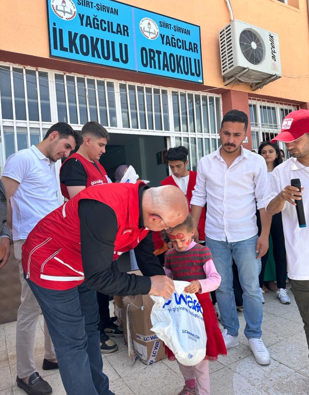 SİİRT KIZILAY ŞUBESİNDEN ÖRNEK DAVRANIŞ.