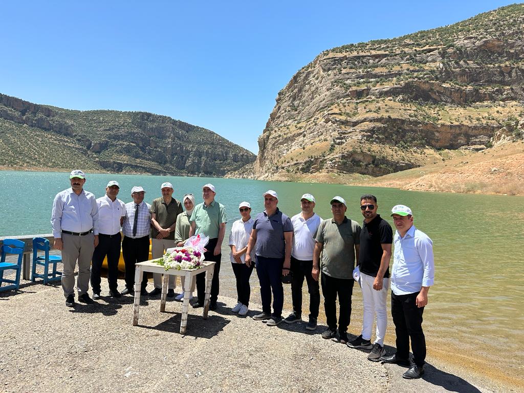 SİİRT’TE DÜNYA ÇEVRE GÜNÜ DOLAYISIYLA DEPREMDE VEFAT EDEN VATANDAŞLAR İÇİN BOTAN ÇAYINA ÇELENG PIRAKILDI..