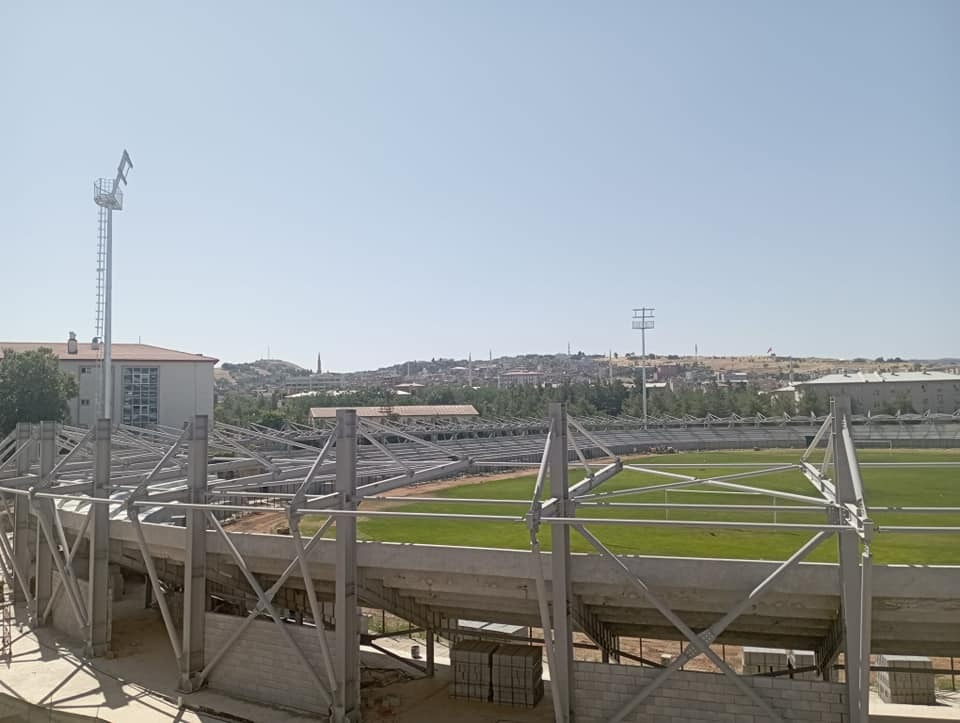 Siirt stadına gece maçları için direkler takıldı.