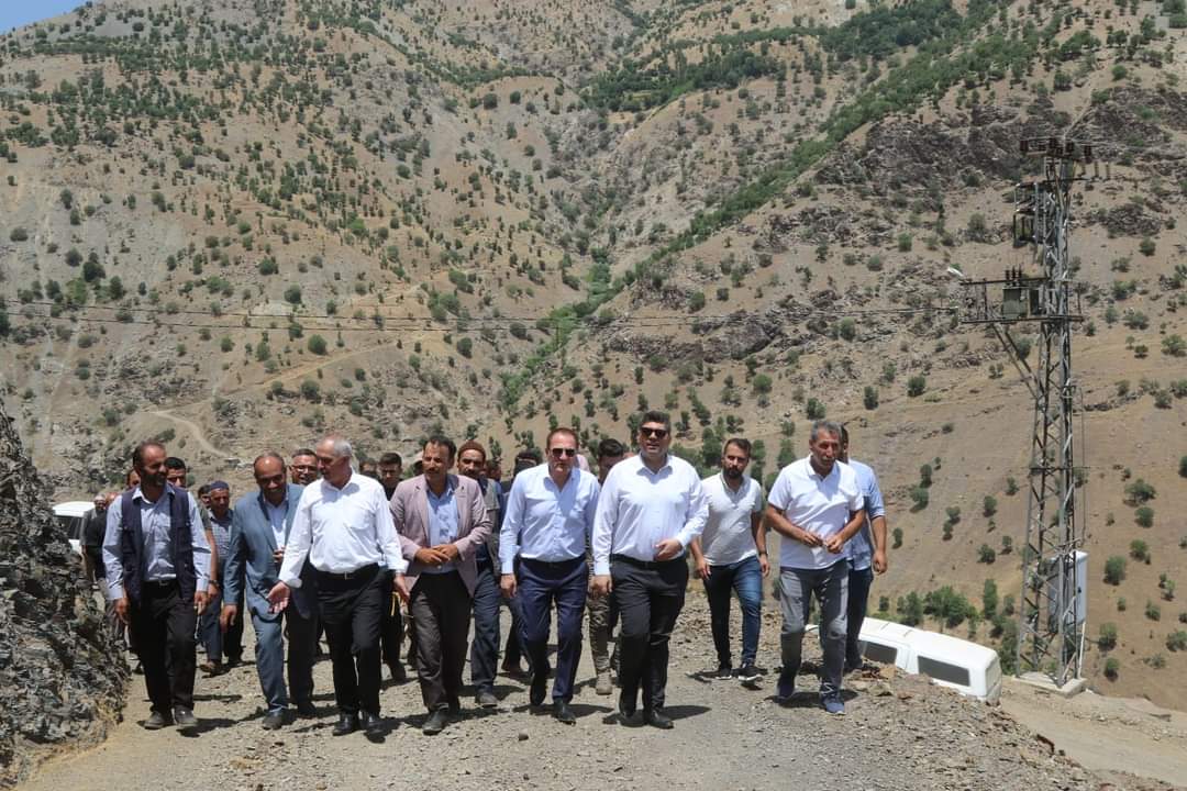 Pervari Kaymakamı ve Belediye Başkanı köy yol çalışmalarını yerinde inceledi.