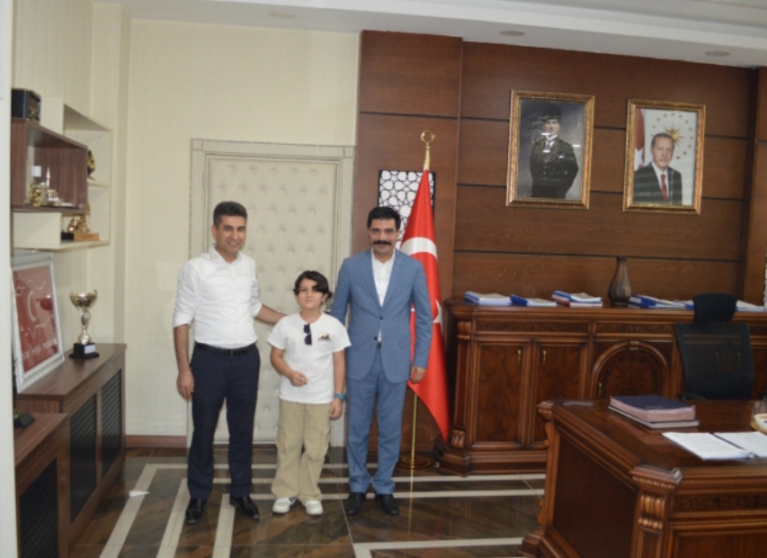 Siirt’in Baykan ilçe Kaymakamı Emin Bağlı, Liselere Geçil Sınavında (LGS) Baykan ilçesinde dereceye giren ilk üç öğrenciyi ve velilerini makamında ağırladı.