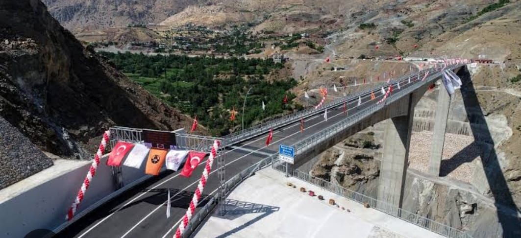 Siirt’teki Beğendik Köprüsü’nden 3 yılda 1 milyon 750 bin araç geçti.