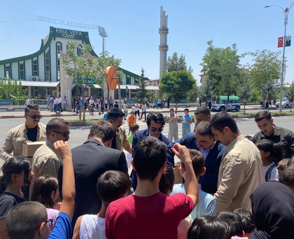 VALİ HACIBEKTAŞOĞLU, CUMA NAMAZI ÇIKIŞINDA ÇOCUKLARI SEVİNDİRDİ.