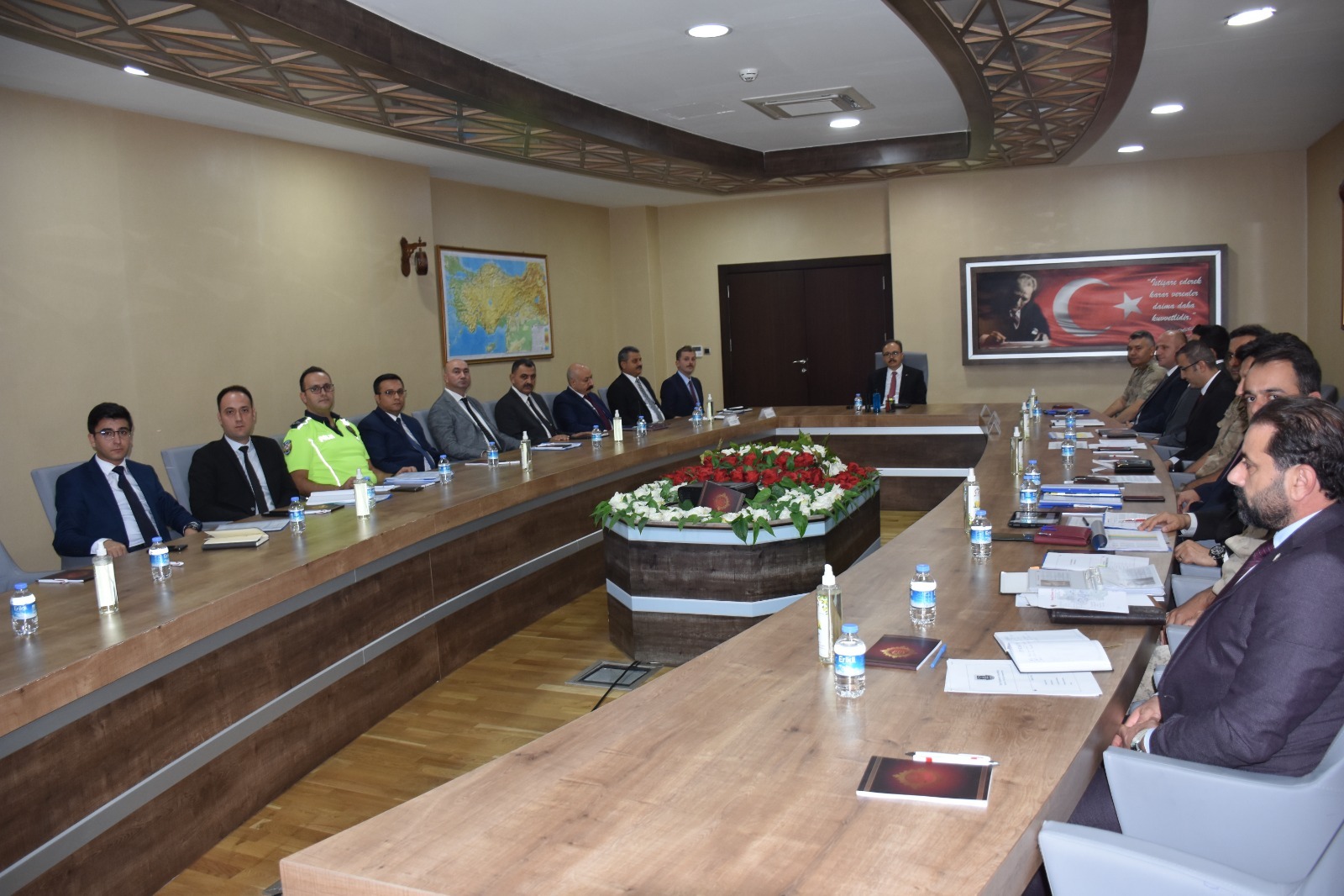 İL GÜVENLİK VE ASAYİŞ HAFTALIK TOPLANTISI, VALİ DR. KEMAL KIZILKAYA BAŞKANLĞINDA GERÇEKLEŞTİRİLDİ