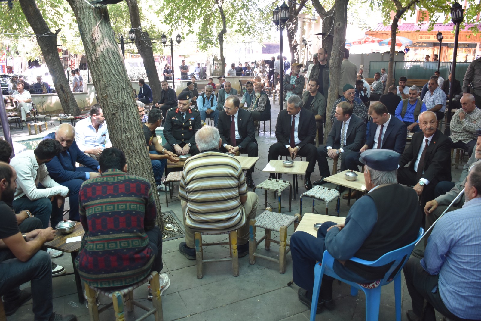  SİİRT’TE GELDİĞİ GÜNDEN BERİ HALKIN GÜNDEMİ OLAN HALKIN VALİSİ DR. KEMAL KIZILKAYA, ESNAF VE VATANDAŞLARI ZİYARET ETTİ