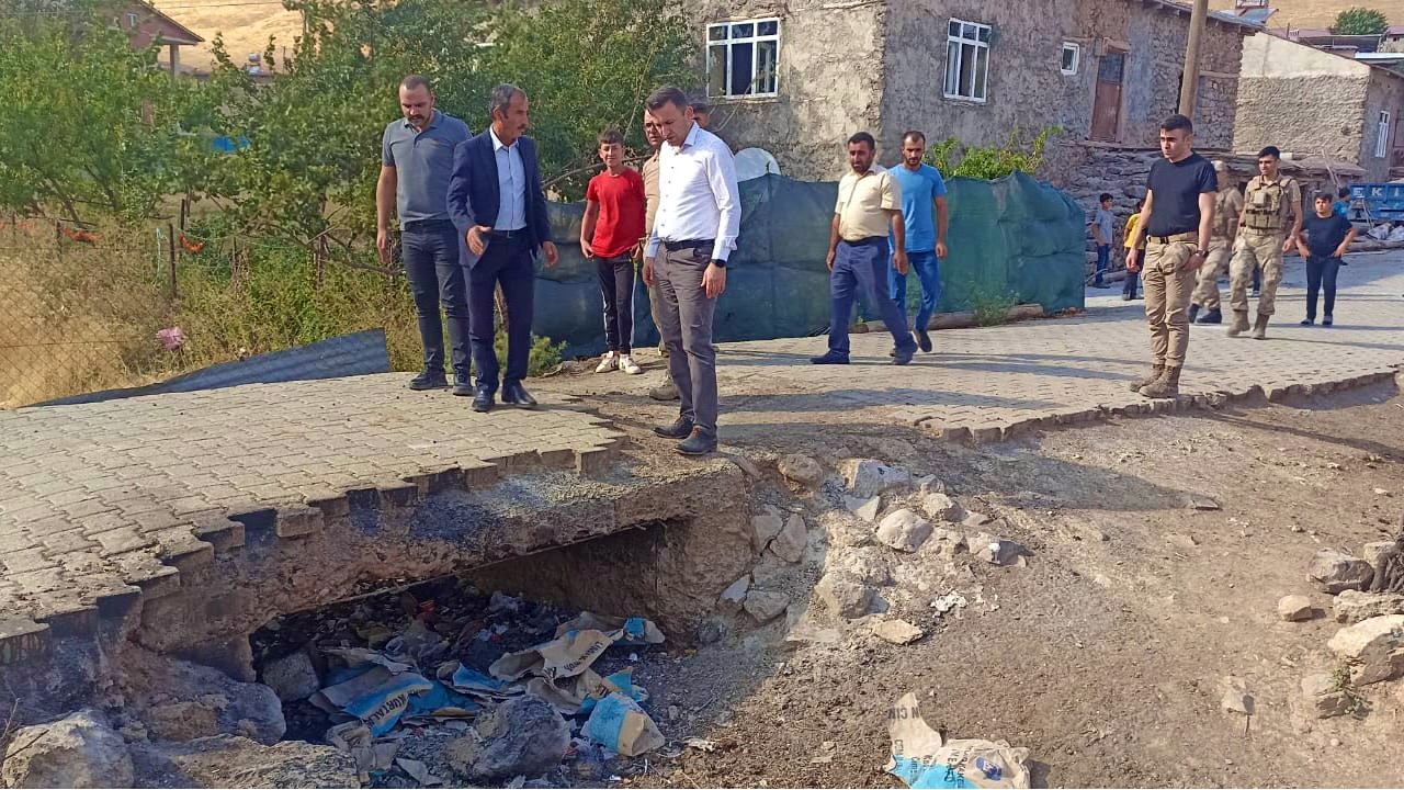 Siirt’in Pervari İlçesi Kaymakamı Ahmet Gülderen Sorun ve İstekleri Yerinde Tespit Ediyor