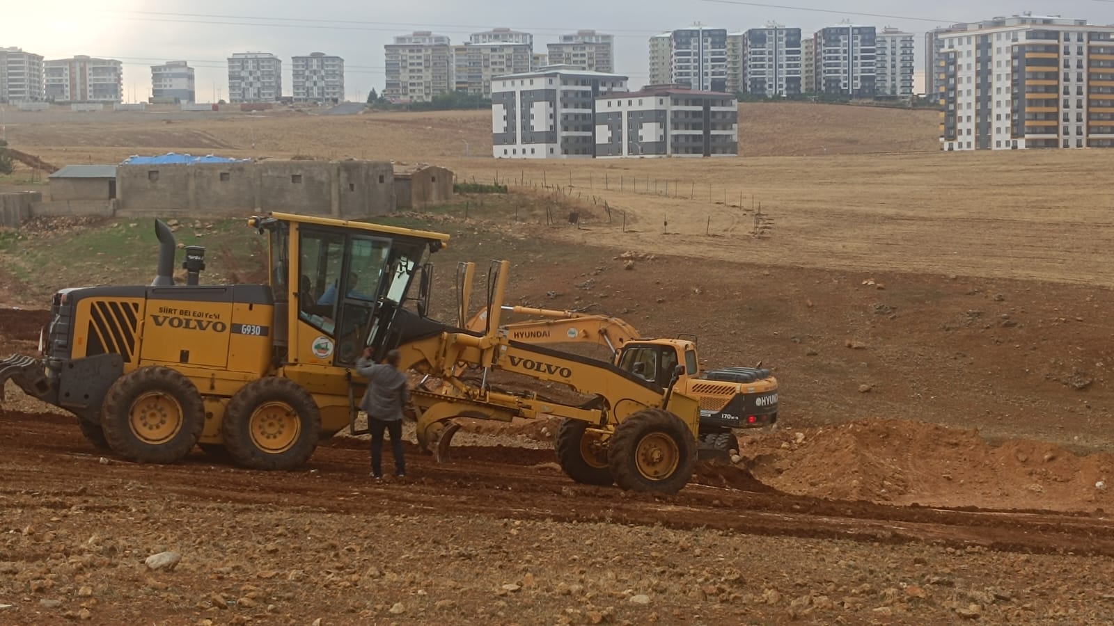 SİİRT BELEDİYESİ İMARA YENİ AÇILAN ALANLARDA’Kİ YOLLARI AÇMAYA BAŞLADI.