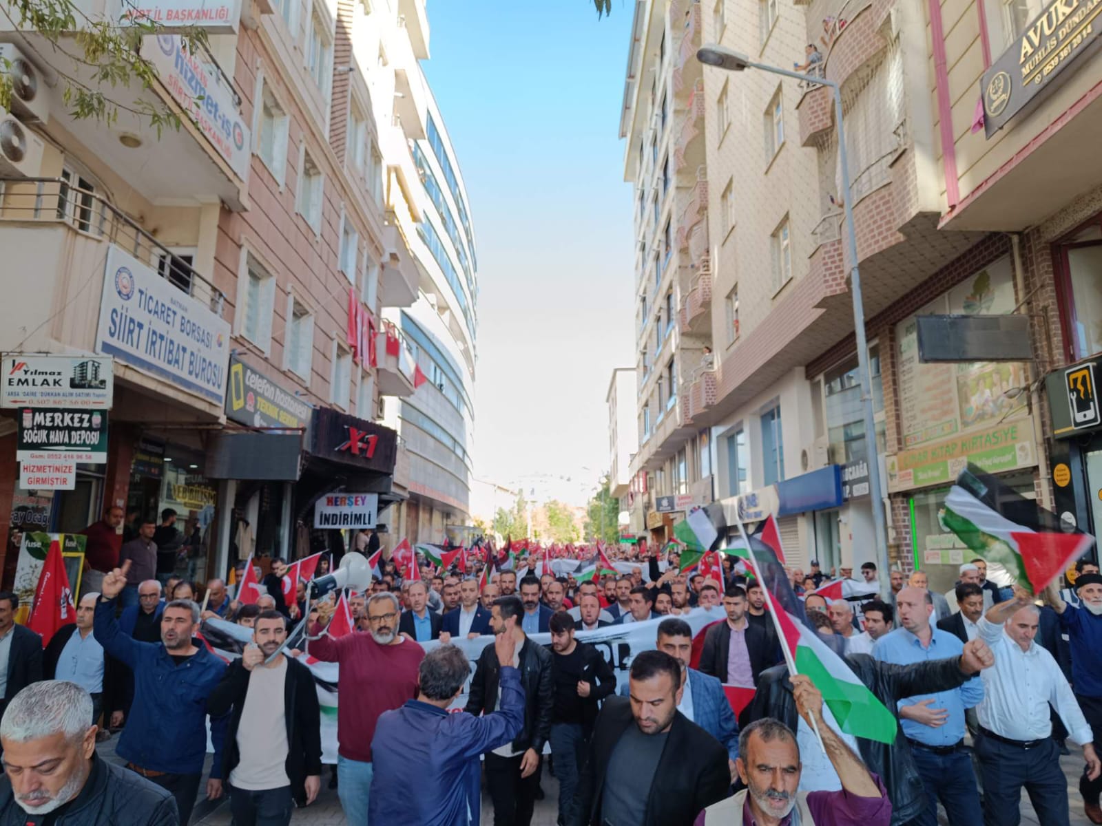 Binlerce Siirtli “kahrolsun İsrail”sloganlarıyla yürüdü.