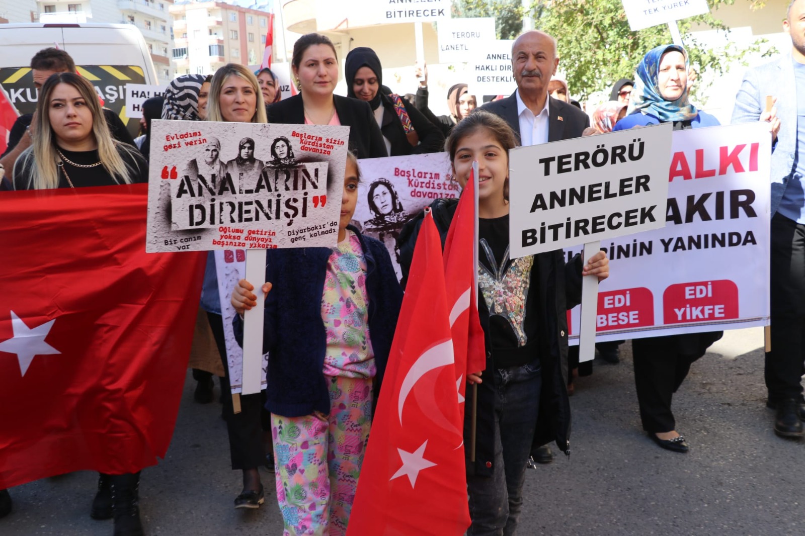 SİİRTLİ ANNELERDEN, DİYARBAKIR ANNELERİNE DESTEK ZİYARETİ