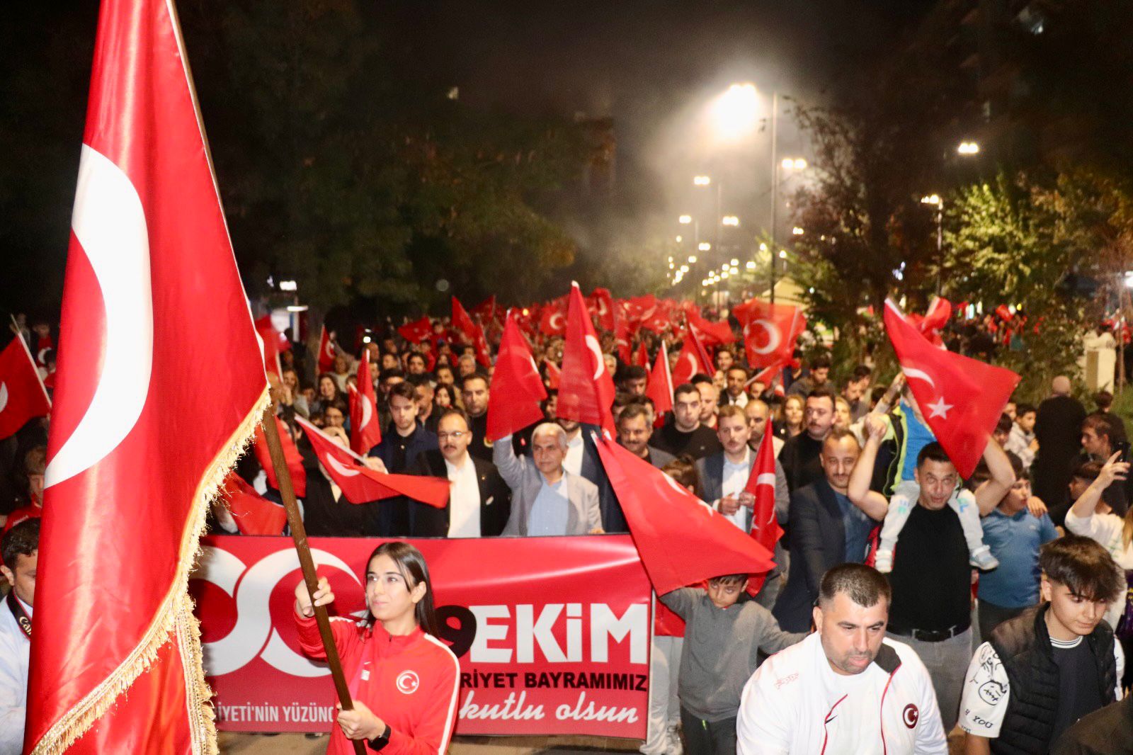 Siirt’te Cumhuriyetin 100. Yılı münasebetiyle düzenlenen Fener Alayına binlerce Vatandaş katıldı